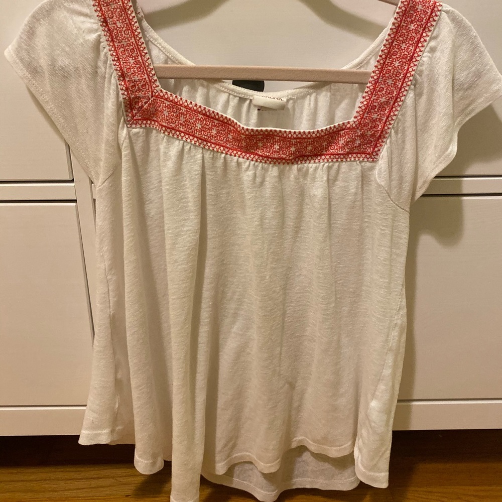 Straight neckline embroidered shirt